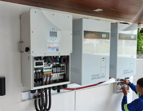 Hybrid inverter with LiFePO4 battery bank installed by the Flexsol crew